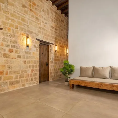 Ancient Knights Luxury מלון 3*